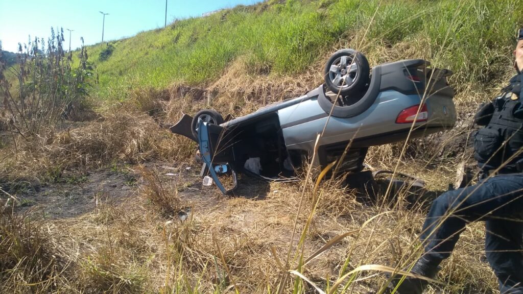 Casal fica ferido após carro capotar no Anel Rodoviário, em BH - Foto: Guarda Civil de Belo Horizonte/Divulgação