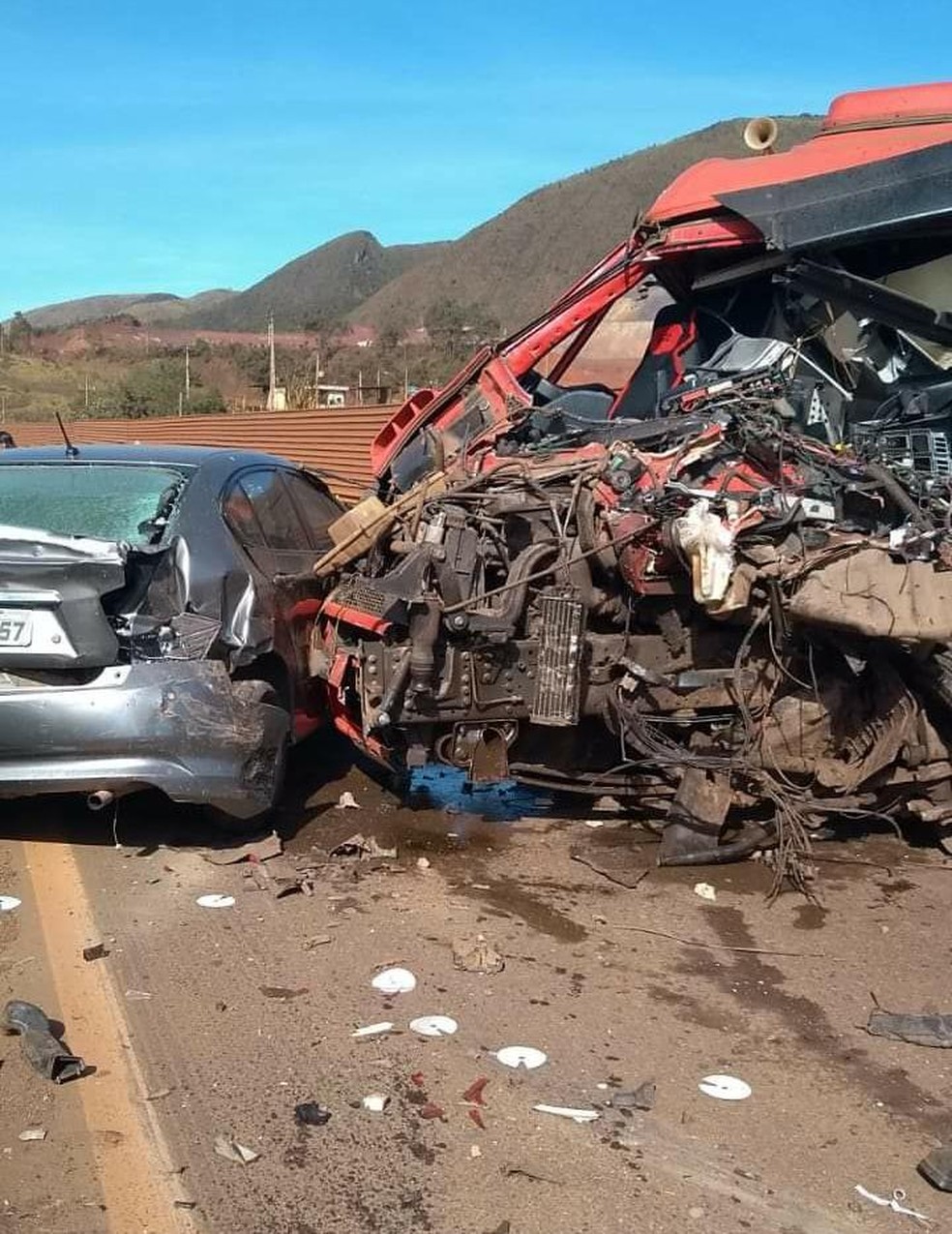 Uma pessoas morre em engavetamento na BR-040, em Itabirito - Foto: Corpo de Bombeiros/Divulgação