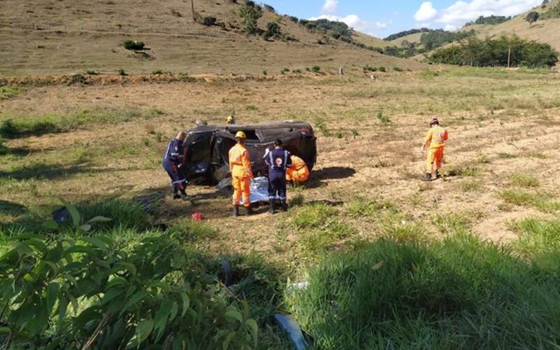 Uma pessoa morre e outra fica ferida após capotamento na MG-265, entre Muriaé e Miraí - Foto: Silvan Alves/Divulgação