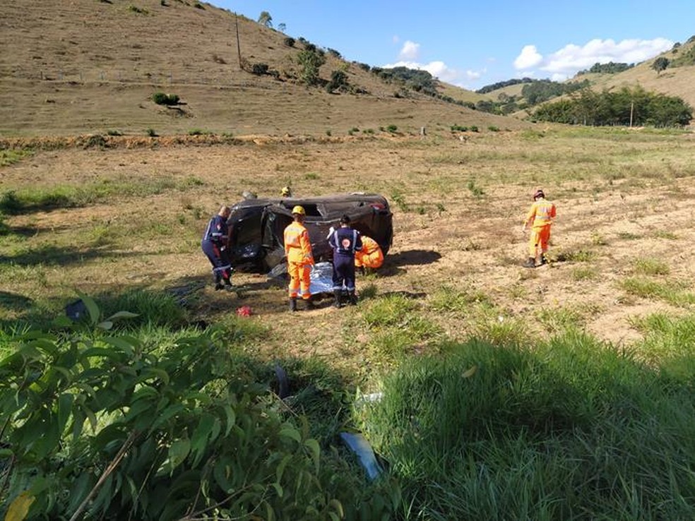 Uma pessoa morre e outra fica ferida após capotamento na MG-265, entre Muriaé e Miraí - Foto: Silvan Alves/Divulgação