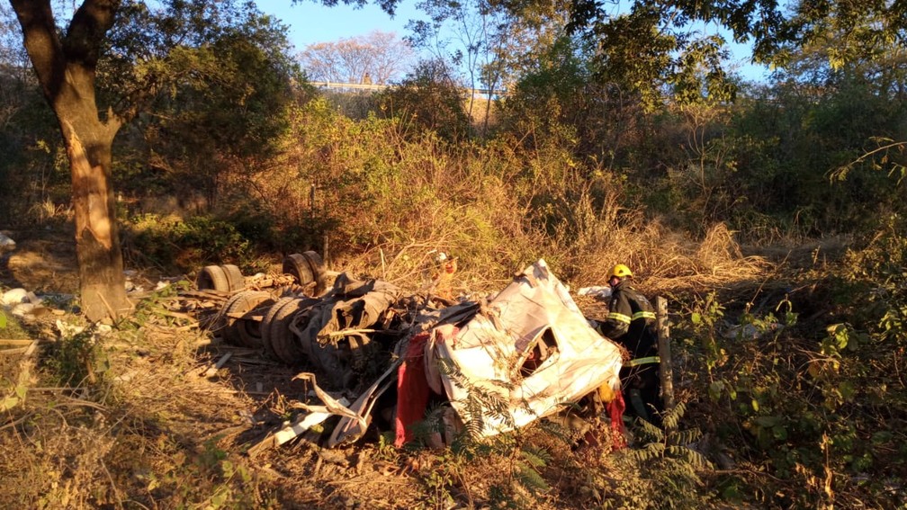 Duas pessoas morrem em acidente entre caminhão e carro na BR-135, em Montes Claros - Foto: Corpo de Bombeiros/ Divulgação