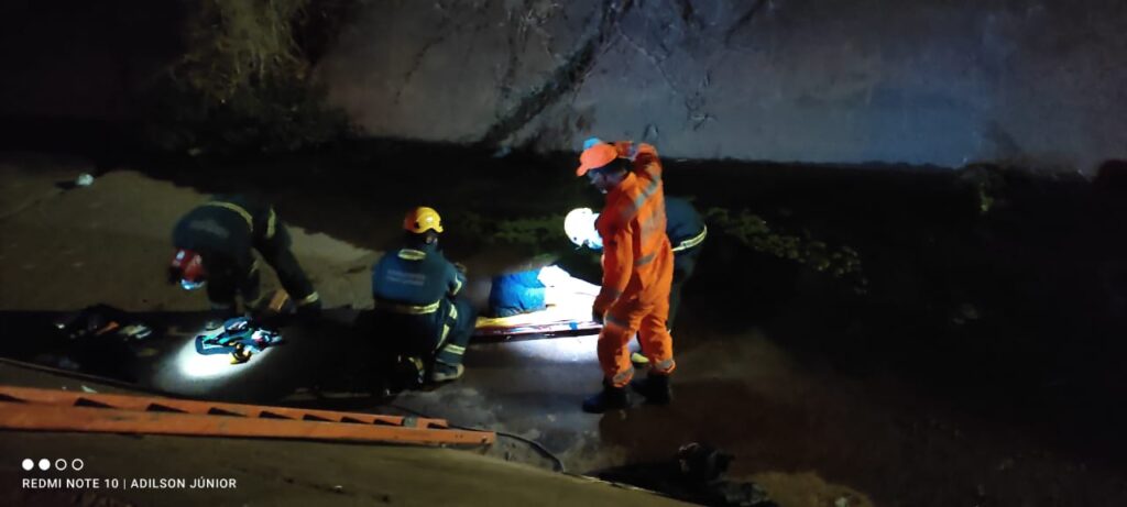 Motociclista fica gravemente ferido após cair dentro de córrego, em Montes Claros, no Norte de Minas - Foto: Corpo de Bombeiros/Divulgação