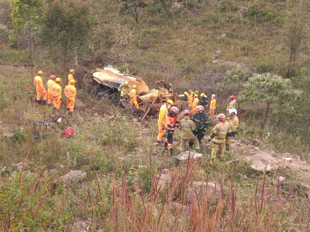 Motorista morre após caminhão-pipa cair em ribanceira em Nova Lima - Foto: Corpo de Bombeiros/Divulgação