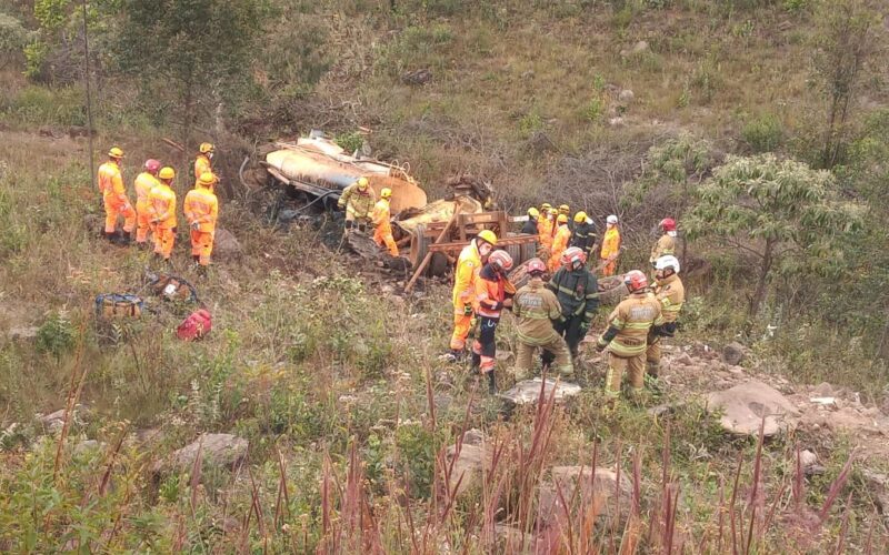 Motorista morre após caminhão-pipa cair em ribanceira em Nova Lima - Foto: Corpo de Bombeiros/Divulgação