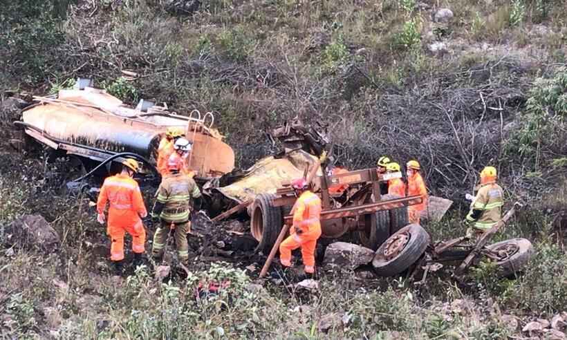 Motorista morre após caminhão-pipa cair em ribanceira em Nova Lima - Foto: Corpo de Bombeiros/Divulgação