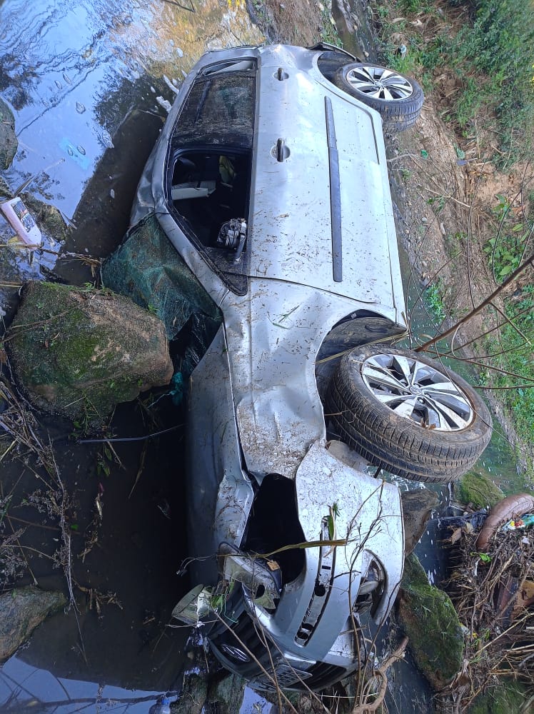 Quatro pessoas ficam feridas após carro cai no Ribeirão Arrudas em BH - Foto: Redes Sociais/Reprodução