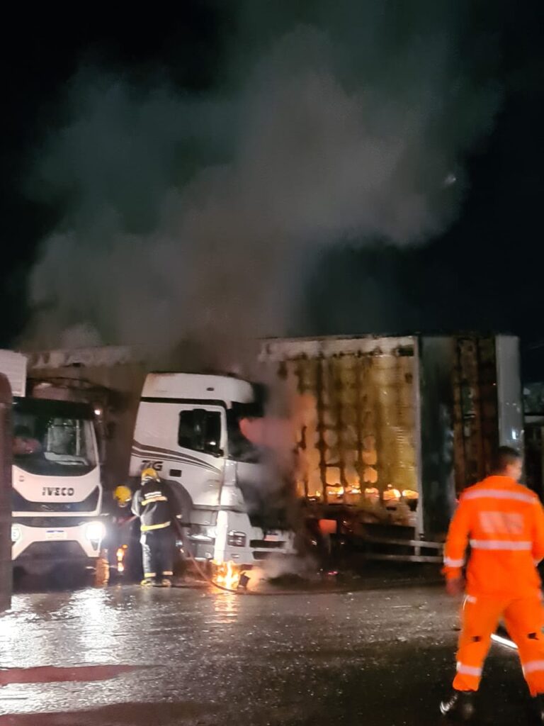 Motorista de carreta morre carbonizado em Belo Horizonte - Foto: Divulgação/CBMMG