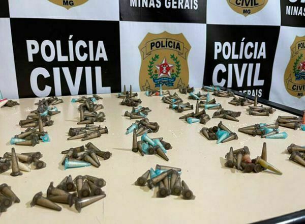 Polícia prende suspeito por tráfico e apreende mais de 350 pinos de cocaína em Juiz de Fora - Foto: Divulgação/PCMG