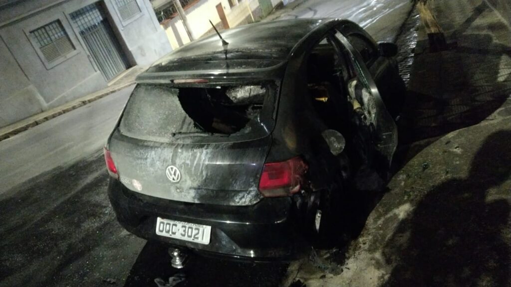 Suspeito incendeia carros no bairro Colégio Batista, em Belo Horizonte - Foto: Reprodução/Redes Sociais