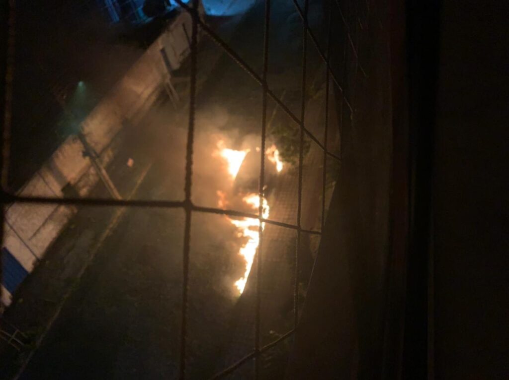 Suspeito incendeia carros no bairro Colégio Batista, em Belo Horizonte - Foto: Reprodução/Redes Sociais