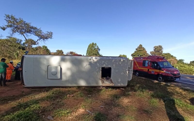 Acidente entre micro-ônibus e carreta deixa pelo menos 16 vítimas na BR 135, em Montes Claros - Foto: Corpo de Bombeiros/Divulgação