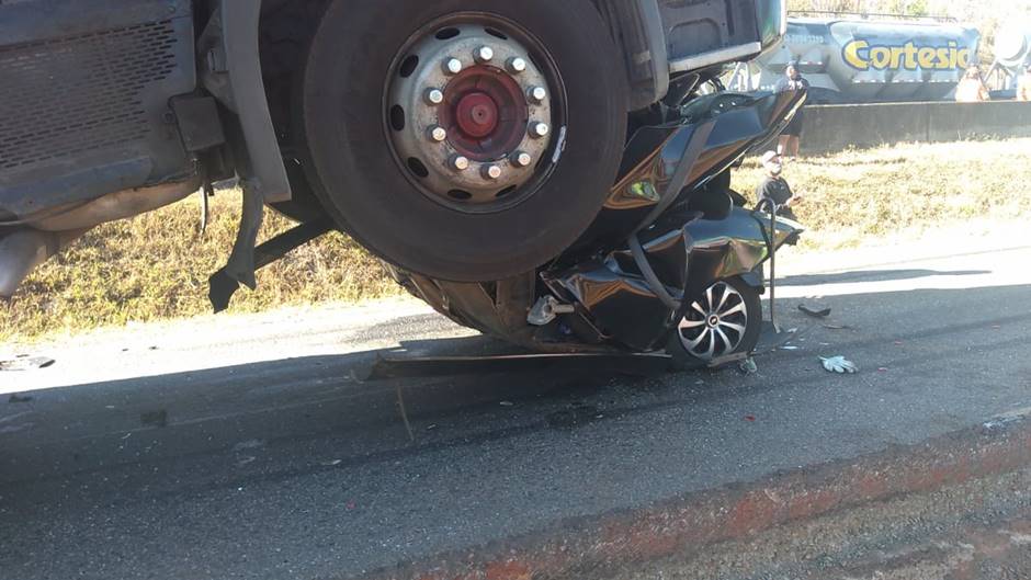 Carro fica prensado após engavetamento com carretas na rodovia Fernão Dias, em São Sebastião da Bela Vista - Foto: Reprodução/Redes Sociais