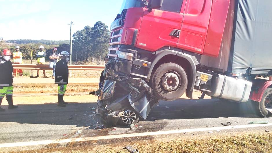 Carro fica prensado após engavetamento com carretas na rodovia Fernão Dias, em São Sebastião da Bela Vista - Foto: Reprodução/Redes Sociais