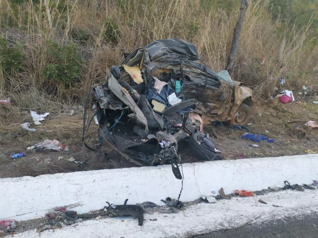 Casal e quatro filhos são identificados em acidente na BR-135, em Joaquim Felício - Foto: Polícia Militar/Divulgação