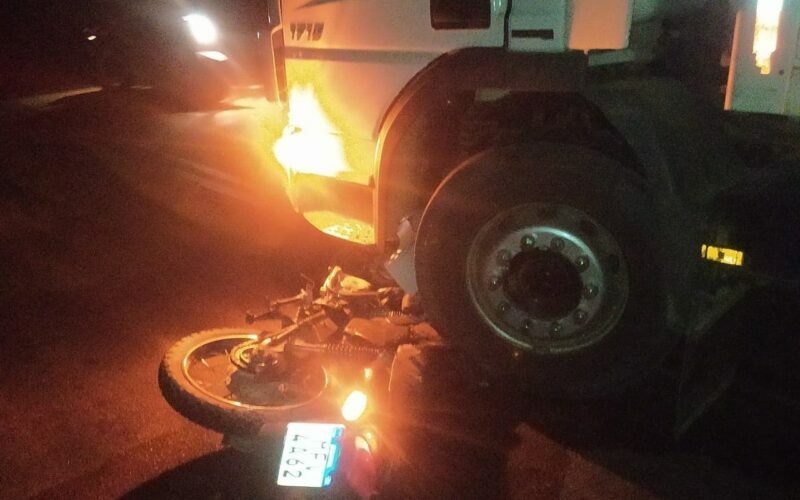 Idoso morre após acidente entre moto e caminhão na BR-474, em Aimorés - Foto: Reprodução/Redes Sociais