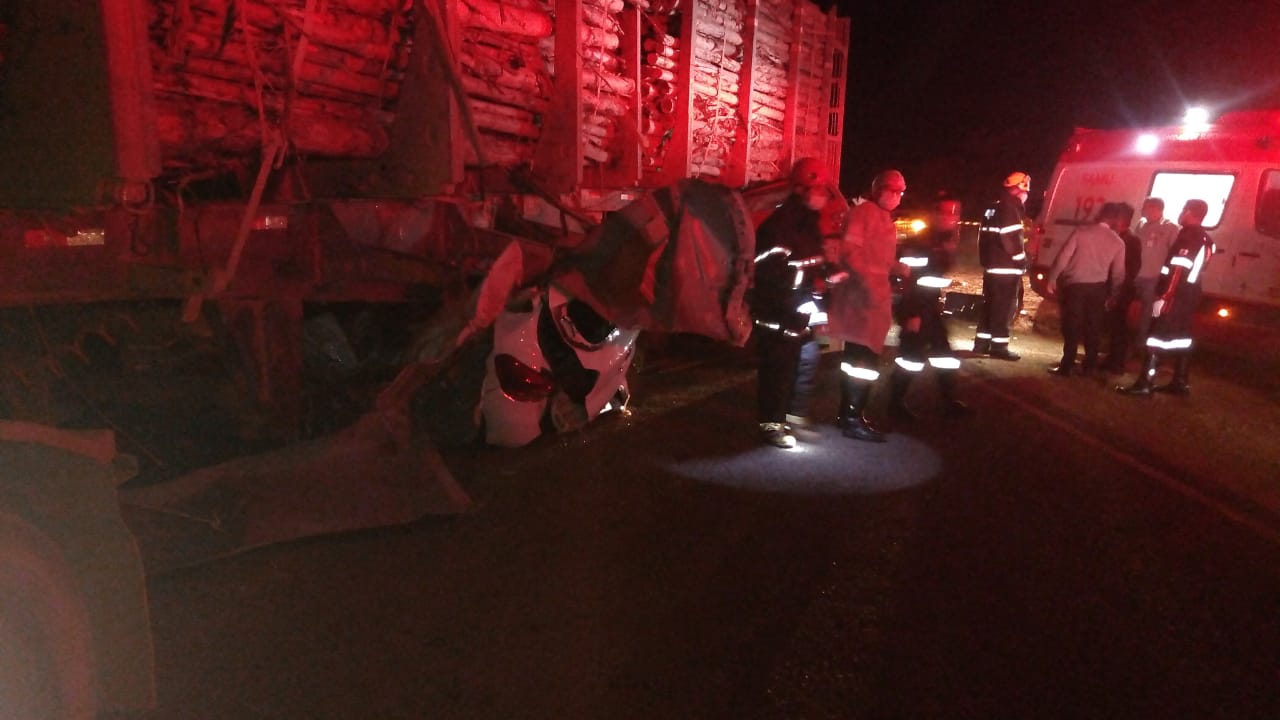 Cinco pessoas morrem em batida entre dois carros e uma carreta na MG-307, em Grão Mogol - Foto: Corpo de Bombeiros/Divulgação