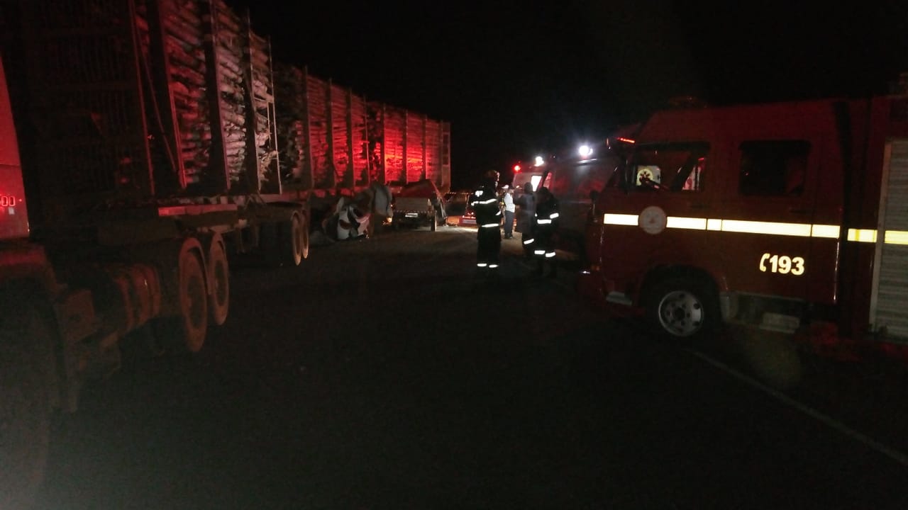 Cinco pessoas morrem em batida entre dois carros e uma carreta na MG-307, em Grão Mogol - Foto: Corpo de Bombeiros/Divulgação