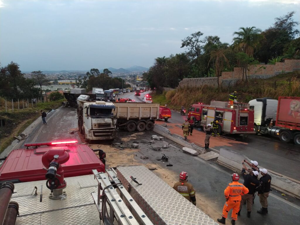 Três pessoas ficam feridas em acidente com caminhões no Anel Rodoviário de BH - Foto: Divulgação/Corpo de Bombeiros