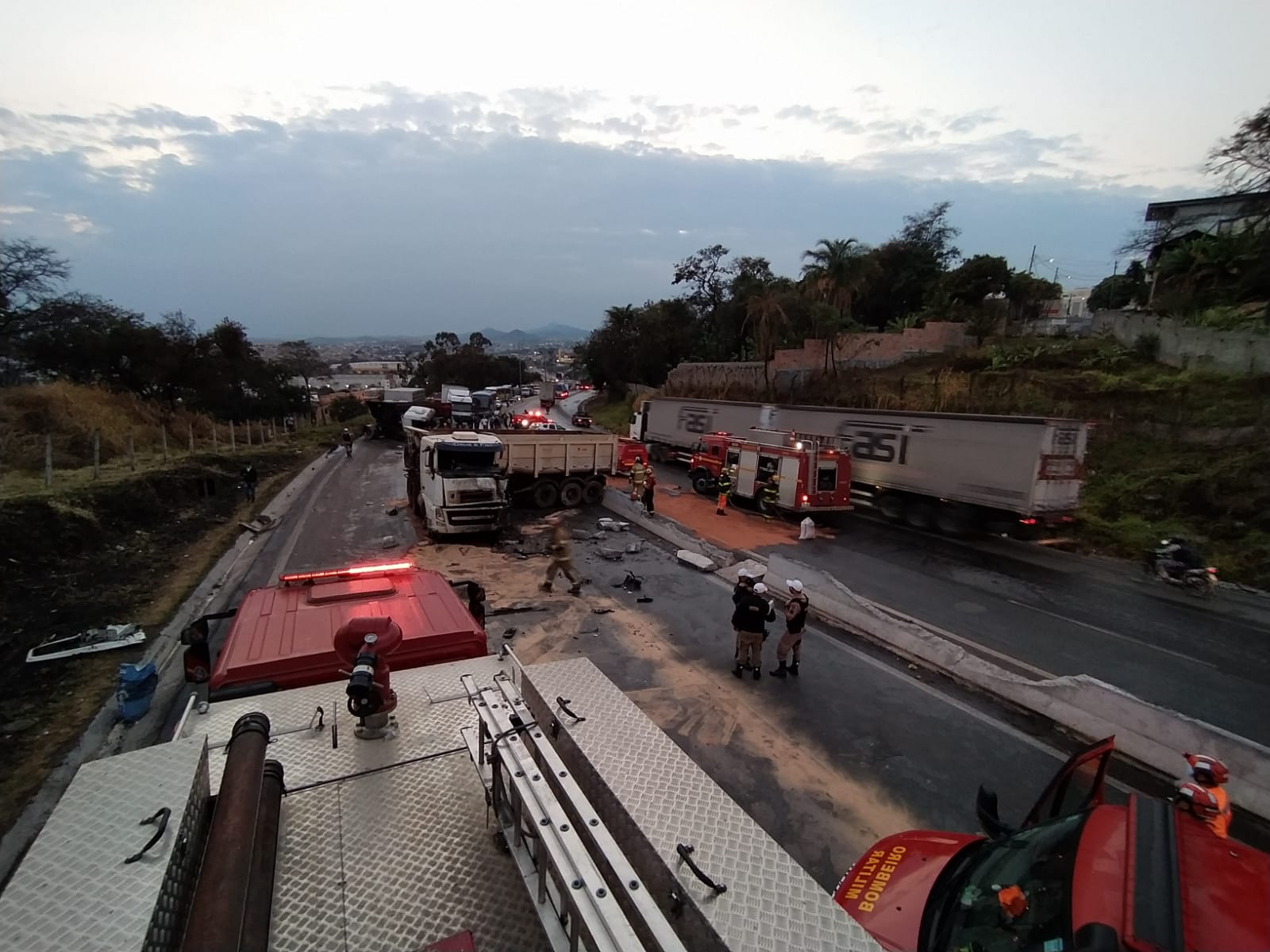 Três pessoas ficam feridas em acidente com caminhões no Anel Rodoviário de BH - Foto: Divulgação/Corpo de Bombeiros