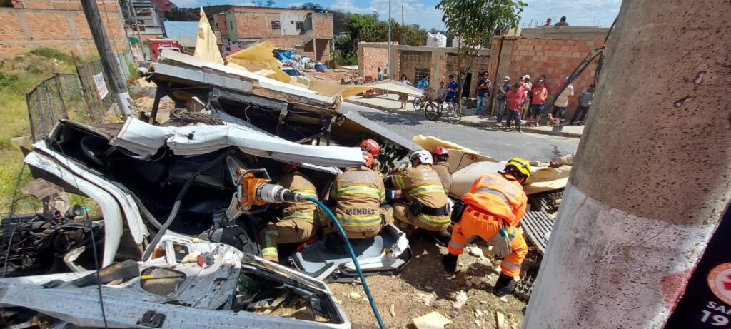 Caminhão atinge poste e três pessoas ficam feridas no bairro Tupi, em BH - Foto: Divulgação/Corpo de Bombeiros
