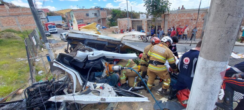 Caminhão atinge poste e três pessoas ficam feridas no bairro Tupi, em BH - Foto: Divulgação/Corpo de Bombeiros