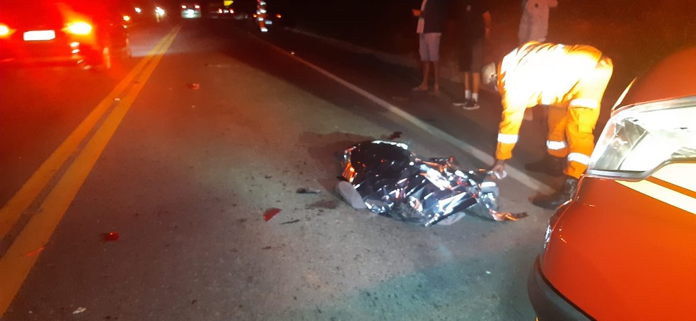 Motociclista morre após acidente com carro na BR-116, em Santa Rita de Minas - Foto: Reprodução/Redes Sociais