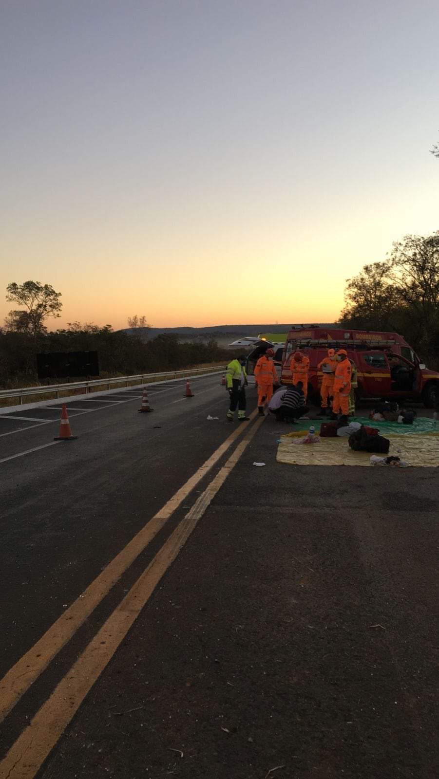 Duas pessoas morrem após ônibus tombar na BR-135, em Joaquim Felício - Foto: Reprodução/Redes Sociais