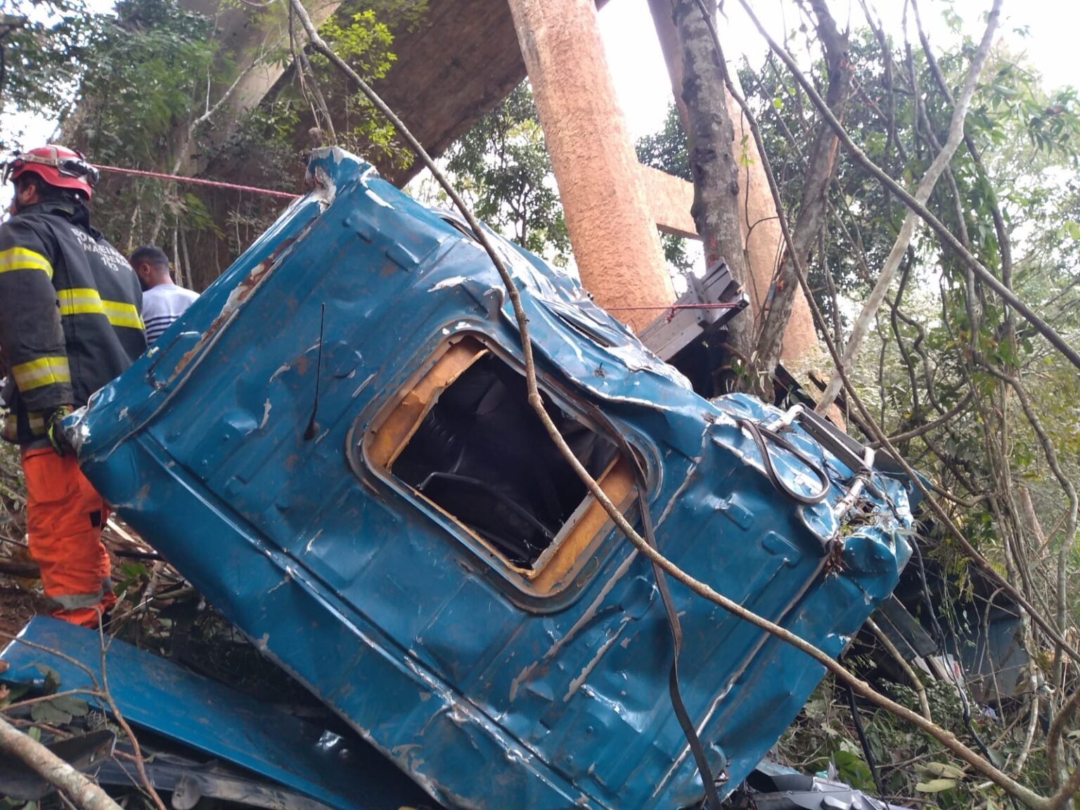 Imagens: acidente deixa três mortos após caminhão cai de viaduto na BR-381, em João Monlevade - Foto: Divulgação/Corpo de Bombeiros