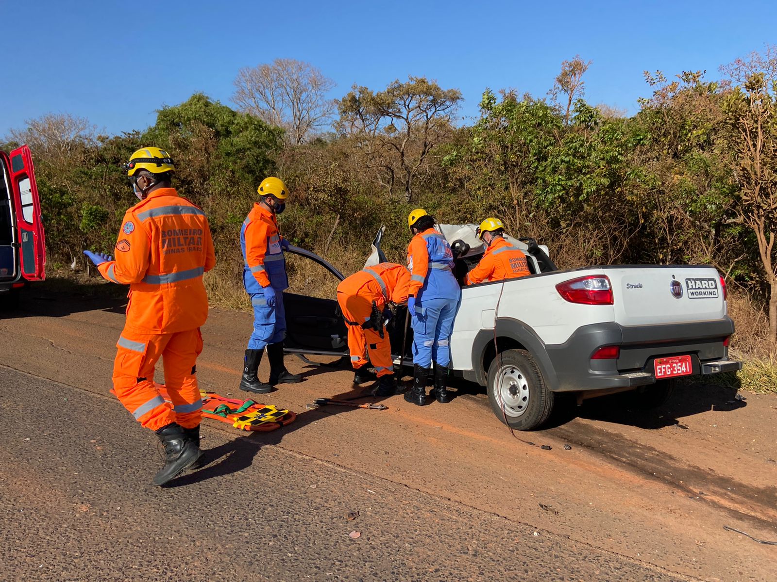 Homem fica gravemente ferido após carro bater em caminhão na BR-452, em Uberlândia - Foto: Divulgação/Corpo de Bombeiros