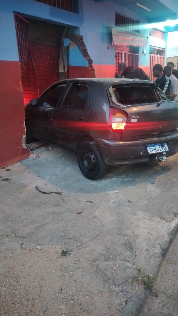 Jovem de 22 anos morre após bater carro em Santa Luzia, na Grande BH - Foto: Divulgação/Corpo de Bombeiros