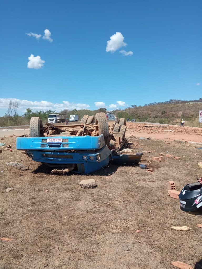 Três pessoas morrem após caminhão capotar na BR-135, em Montes Claros - Foto: Divulgação/Corpo de Bombeiros