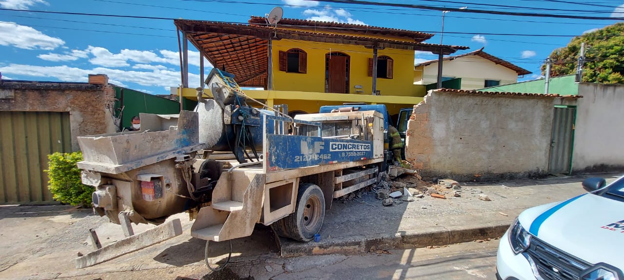 Três pessoas ficam feridas após caminhão e invadir casa em Ribeirão das Neves - Foto: Divulgação/Corpo de Bombeiros