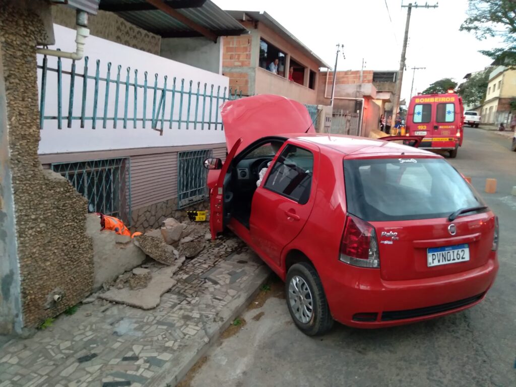 Duas mulher fica ferida após carro bater em muro em Conselheiro Lafaiete - Foto: Divulgação/Corpo de Bombeiros