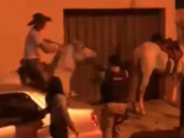 Homem embriagado tenta fugir de PMS a cavalo em Santa Luzia, na Grande BH - Foto: Reprodução