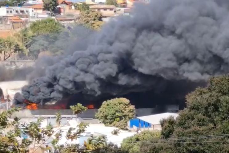 Incêndio de grandes proporções atinge garagem de ônibus de turismo na Região Norte de BH - Foto: Reprodução