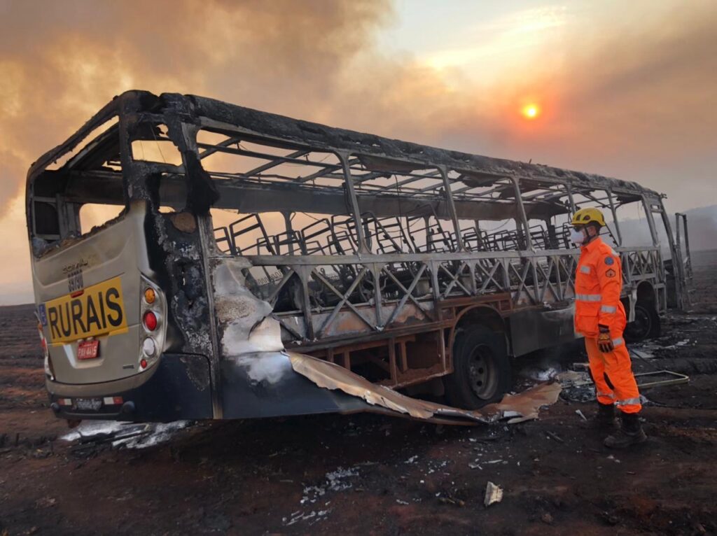 Trabalhador morre após incêndio em canavial atingir ônibus em Ituiutaba - Foto: Divulgação/CBMMG