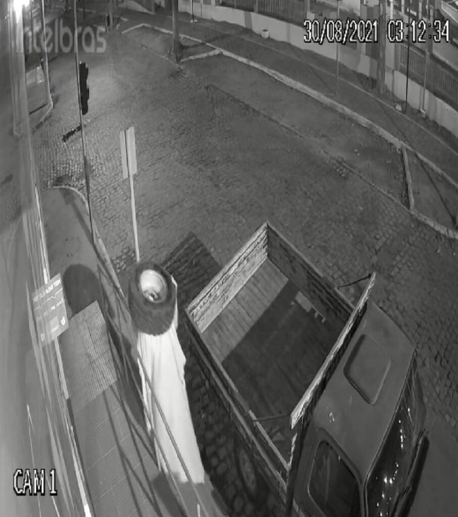 'Ladrão fantasma' com pneu furtado em Pedra Azul - Foto: Câmeras de segurança/Reprodução