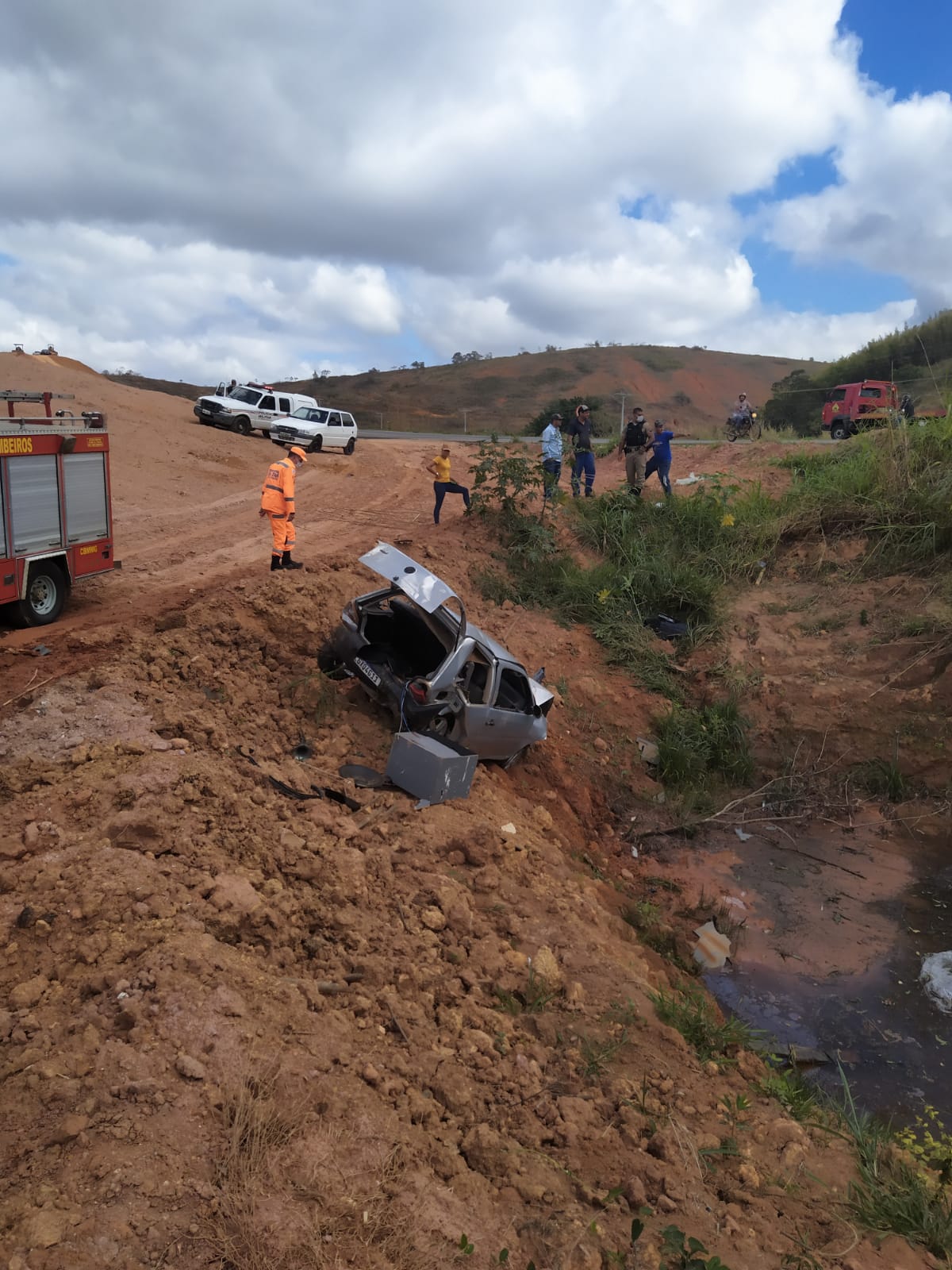 Homem fica ferido após capotamento de carro na BR-116, em Leopoldina - Foto: Divulgação/CBMMG