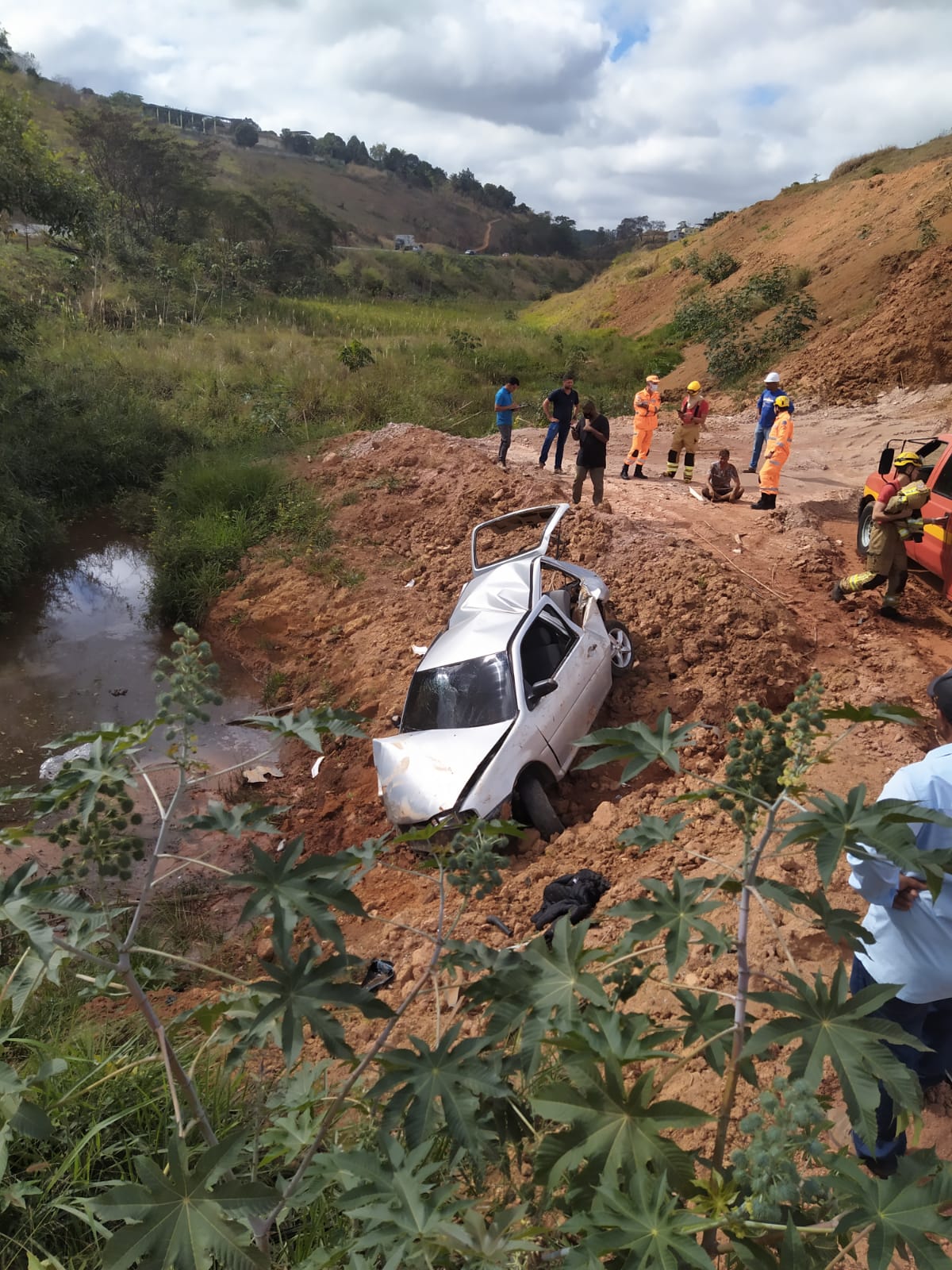 Homem fica ferido após capotamento de carro na BR-116, em Leopoldina - Foto: Divulgação/CBMMG