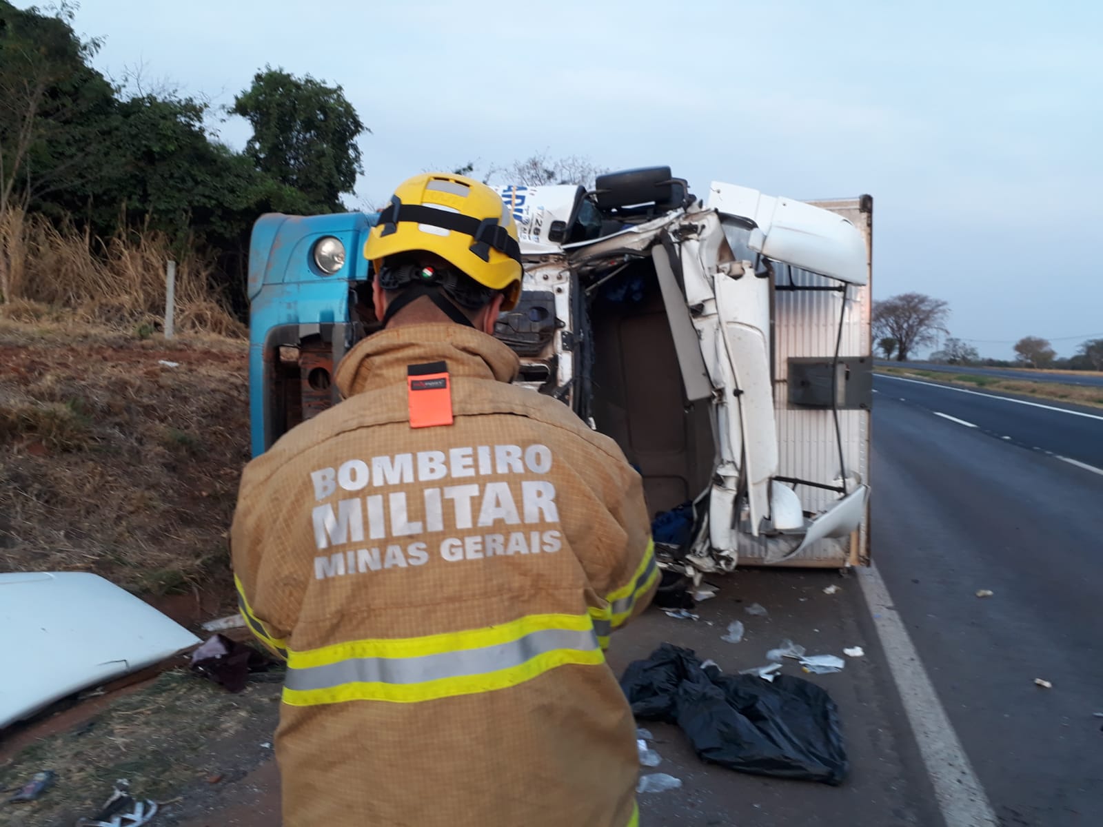 Motorista fica ferido após acidente entre carretas na BR-365, em Uberlândia - Foto: Divulgação/Corpo de Bombeiros