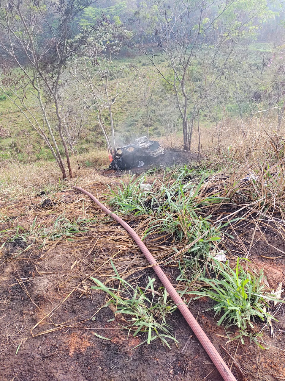 Duas pessoas morrem carbonizadas após acidente na BR-116, em Leopoldina - Foto: Divulgação/Corpo de Bombeiros