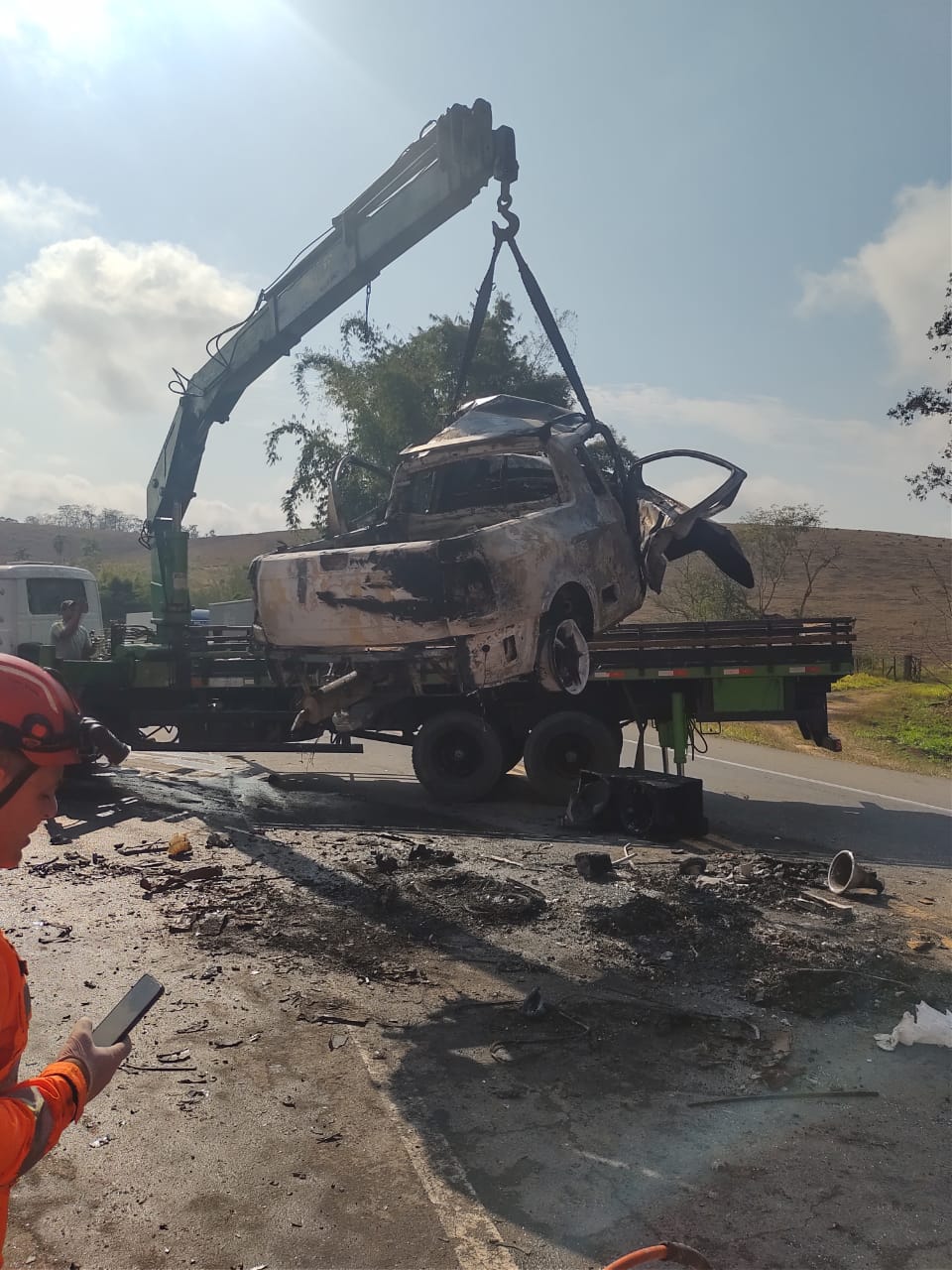 Duas pessoas morrem carbonizadas após acidente na BR-116, em Leopoldina - Foto: Divulgação/Corpo de Bombeiros