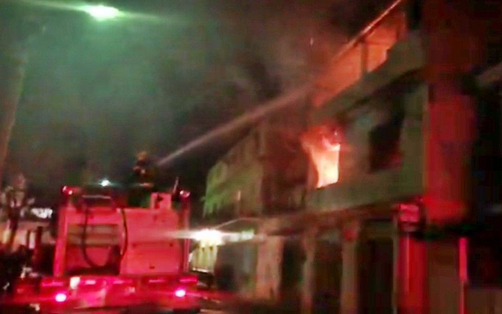 Homem é resgatado após casa pega fogo em São Lourenço - Foto: Reprodução