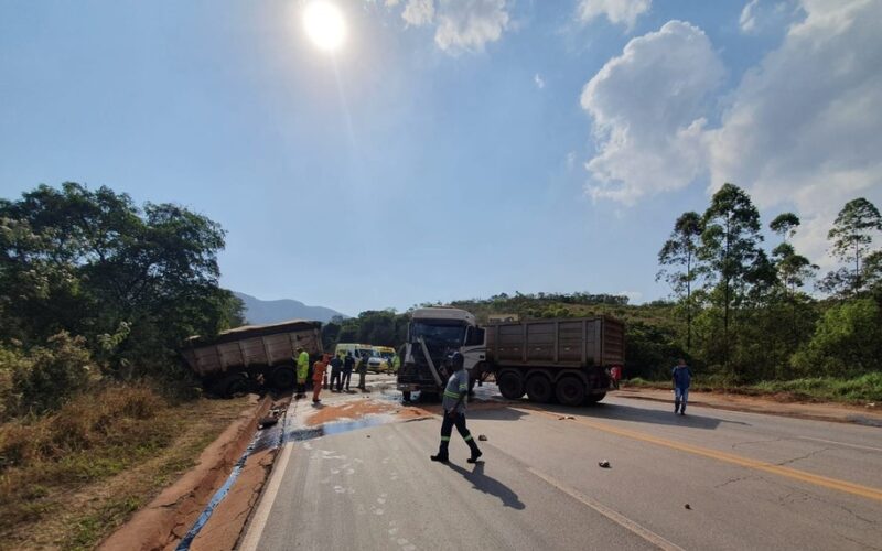 Engavetamento entre seis veículos deixa uma pessoa ferida na BR-040, em Itabirito - Foto: Divulgação/Via 040
