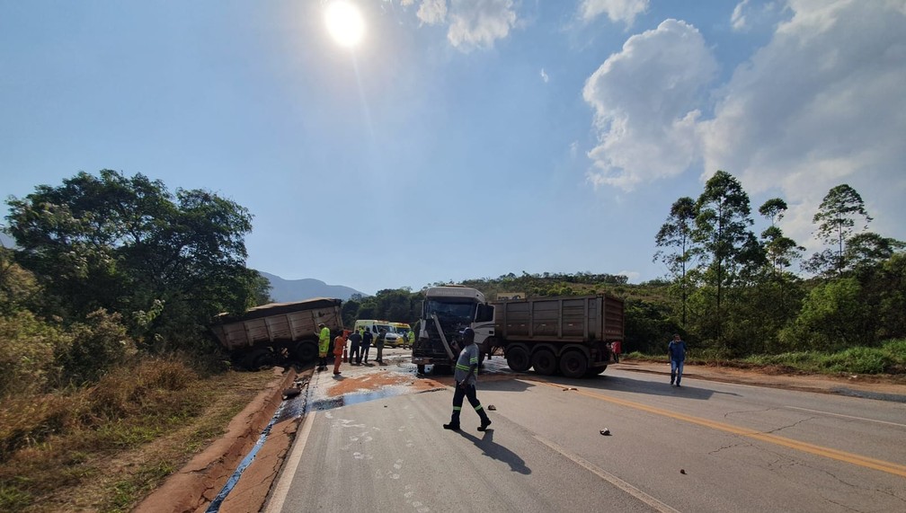 Engavetamento entre seis veículos deixa uma pessoa ferida na BR-040, em Itabirito - Foto: Divulgação/Via 040