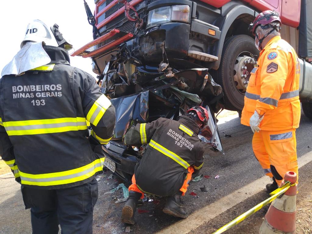 Dois morrem após carro fica prensado por carretas na rodovia Fernão Dias, em São Sebastião da Bela Vista - Foto: Divulgação/CBMMG