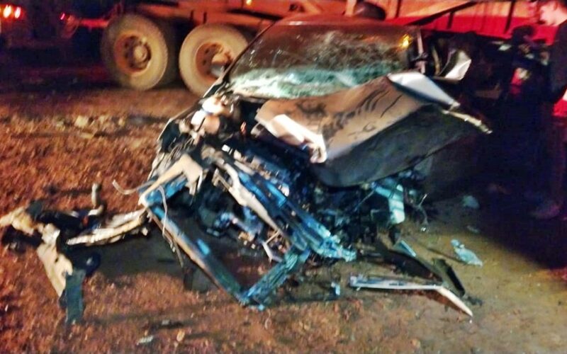 Quatro pessoas ficam feridas após acidente entre entre carro e carreta na MG-184, em Alterosa - Foto: Divulgação/Corpo de Bombeiros