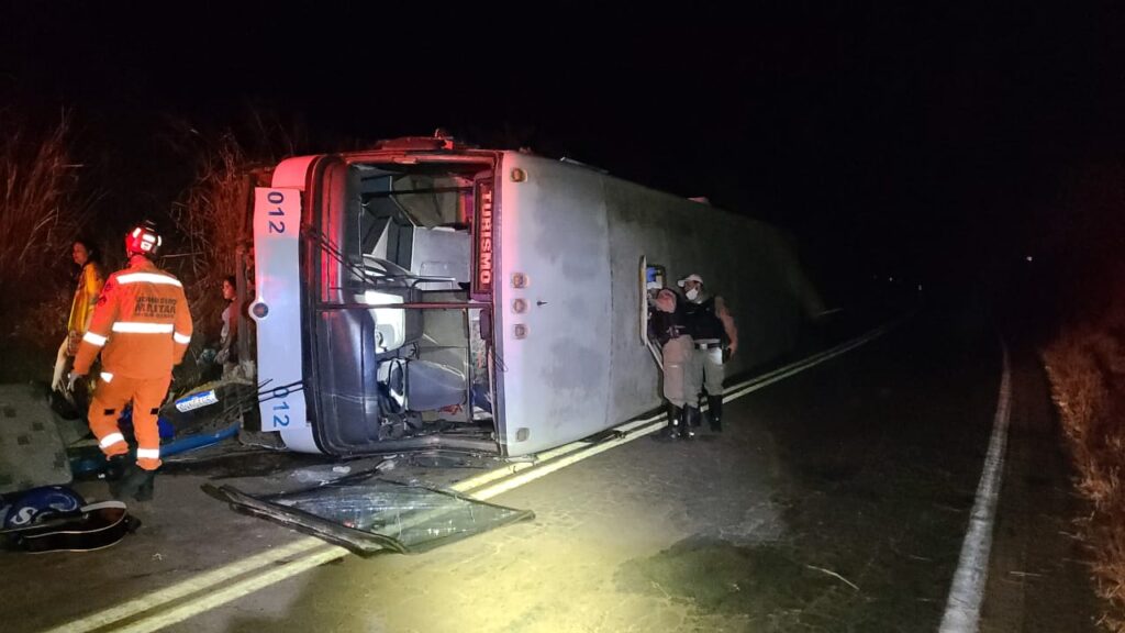 Ônibus com 20 pessoas tomba na MG-188, em Patrocínio - Foto: Divulgação/CBMMG