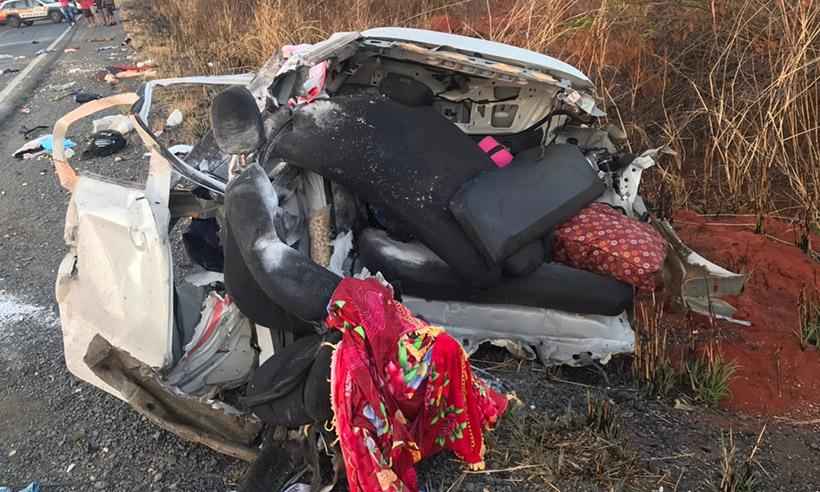 Quatro pessoas morrem após batida entre ônibus e carro na MGC-122, em Francisco Sá - Foto: Corpo de Bombeiros/Divulgação