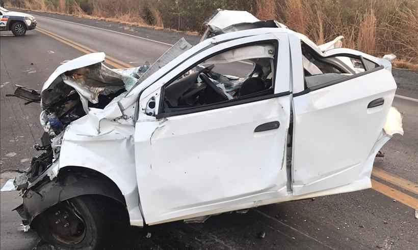 Quatro pessoas morrem após batida entre ônibus e carro na MGC-122, em Francisco Sá - Foto: Corpo de Bombeiros/Divulgação